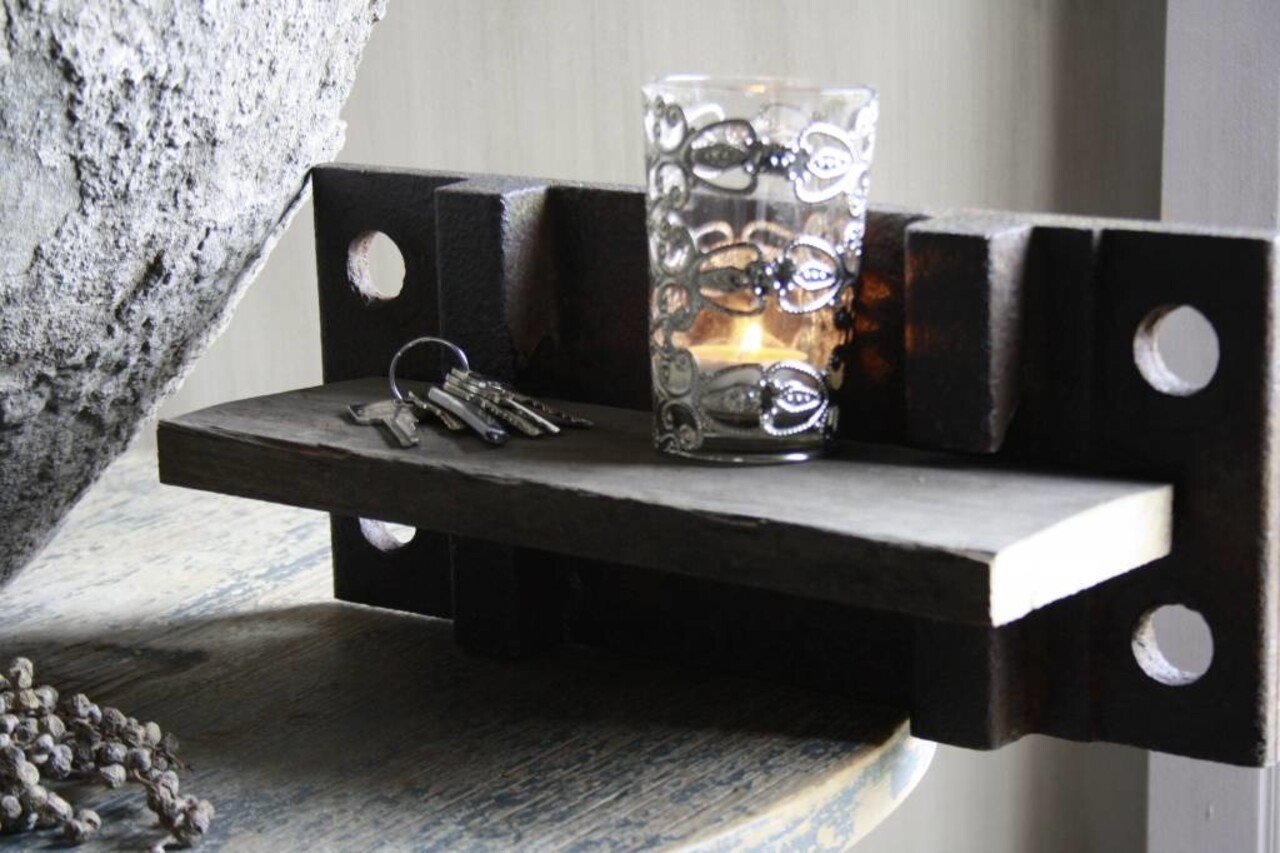 Geroest spoorijzer met oud houten plankje 37 cm Geroest spoorijzer met oud houten plankje 37 cm