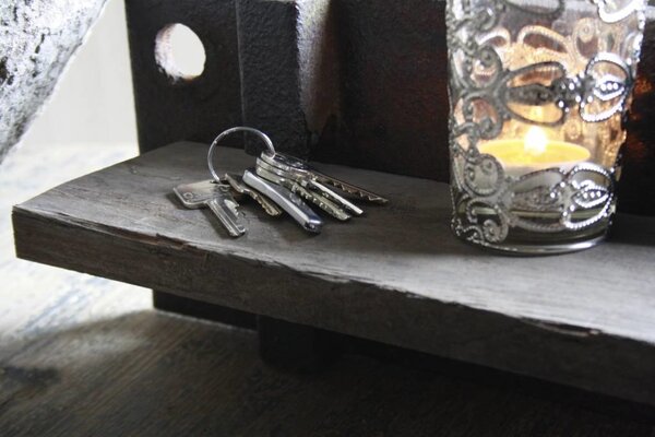 Geroest spoorijzer met oud houten plankje 37 cm Geroest spoorijzer met oud houten plankje 37 cm