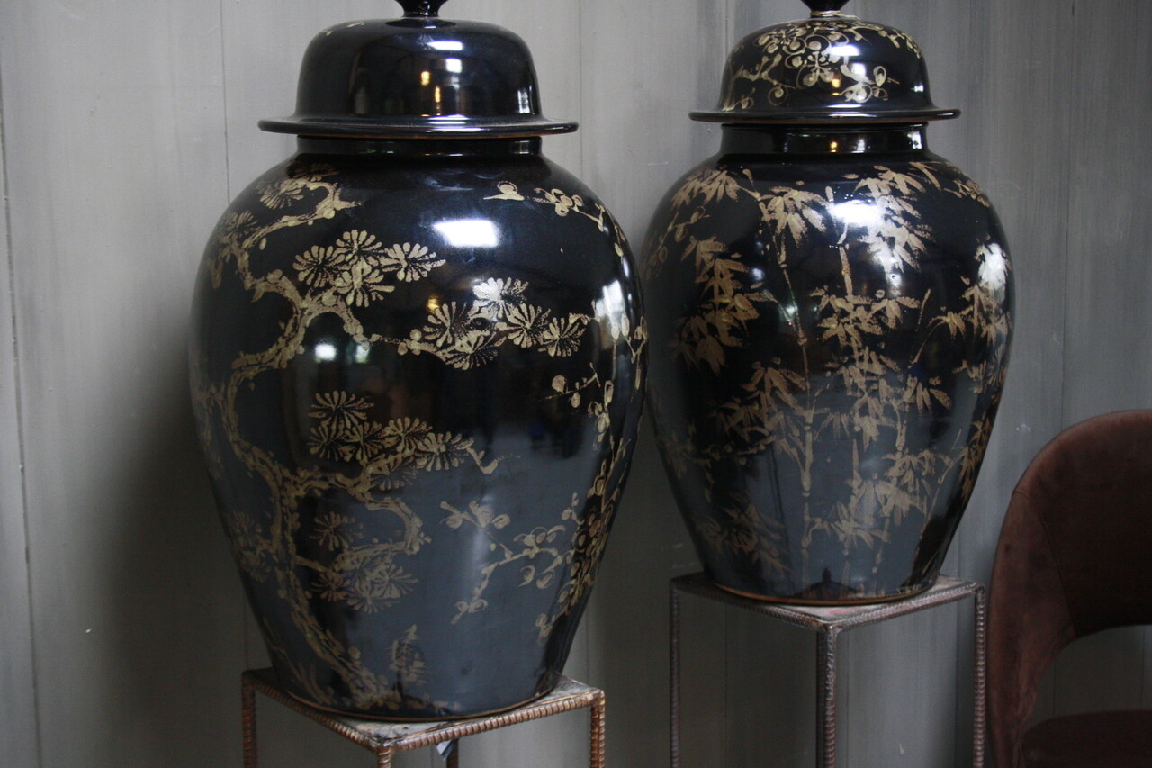 Hand beschilderde porseleinen Ralph Lauren vaas in zwart-goud 70 cm Hand beschilderde porseleinen Ralph Lauren vaas in zwart-goud 70 cm