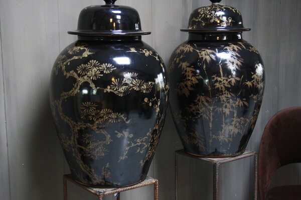 Hand beschilderde porseleinen Ralph Lauren vaas in zwart-goud 70 cm Hand beschilderde porseleinen Ralph Lauren vaas in zwart-goud 70 cm