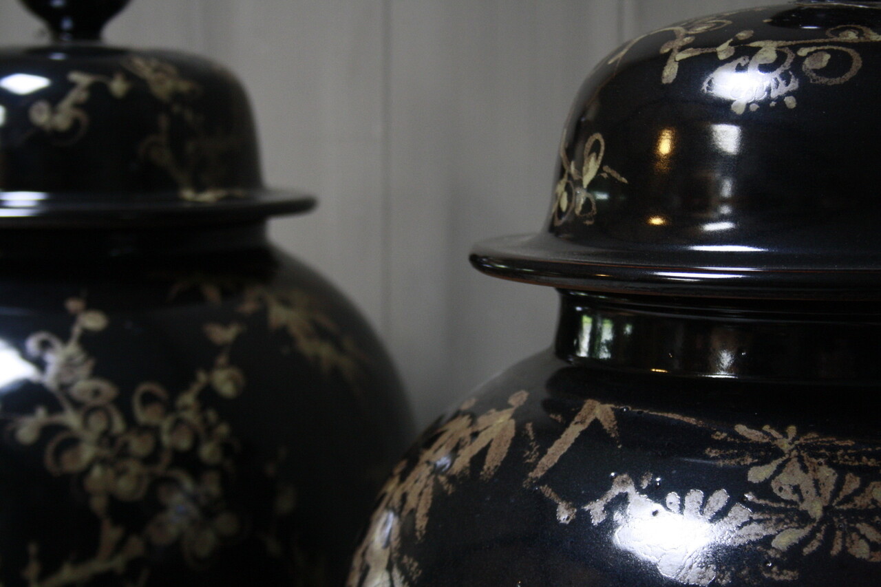 Hand beschilderde porseleinen Ralph Lauren vaas in zwart-goud 70 cm Hand beschilderde porseleinen Ralph Lauren vaas in zwart-goud 70 cm