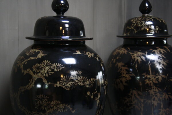 Hand beschilderde porseleinen Ralph Lauren vaas in zwart-goud 70 cm Hand beschilderde porseleinen Ralph Lauren vaas in zwart-goud 70 cm