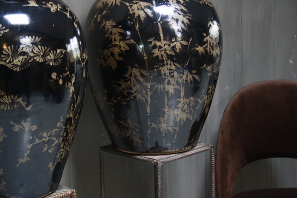 Hand beschilderde porseleinen Ralph Lauren vaas in zwart-goud 70 cm Hand beschilderde porseleinen Ralph Lauren vaas in zwart-goud 70 cm