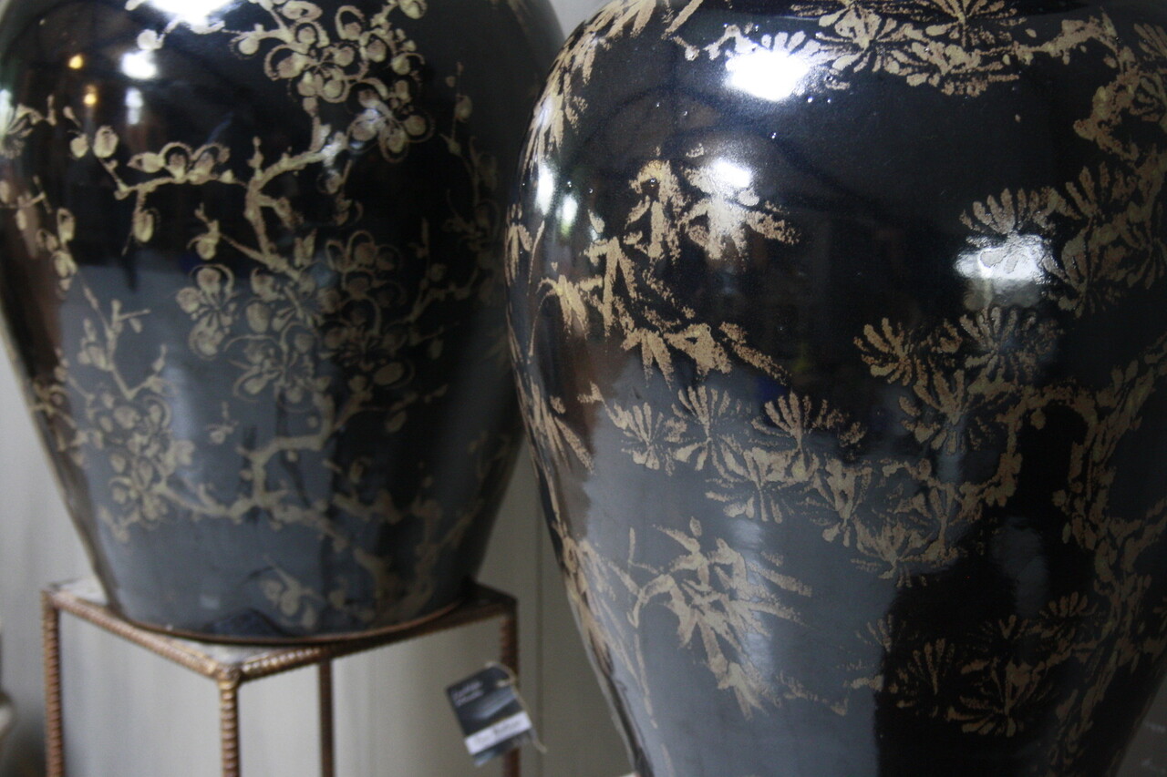 Hand beschilderde porseleinen Ralph Lauren vaas in zwart-goud 70 cm Hand beschilderde porseleinen Ralph Lauren vaas in zwart-goud 70 cm