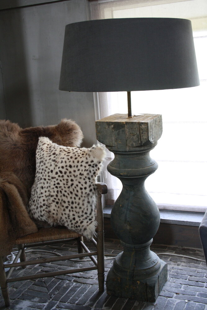 Baluster vloerlamp oud hout PTMD 144 cm inclusief kap Baluster vloerlamp oud hout PTMD 144 cm inclusief kap