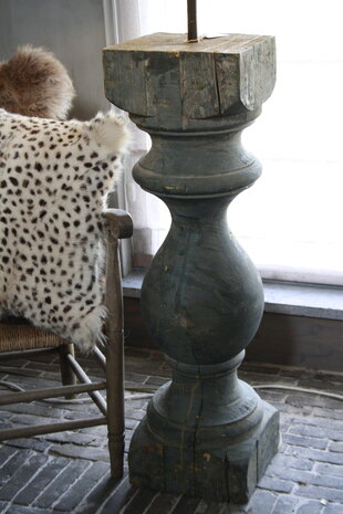 Baluster vloerlamp oud hout PTMD 144 cm inclusief kap Baluster vloerlamp oud hout PTMD 144 cm inclusief kap