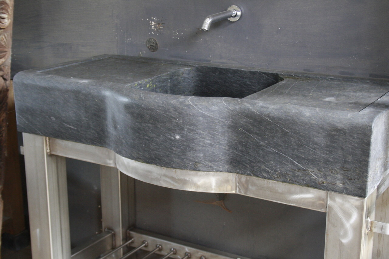 Badkamermeubel RVS + Belgisch hardstenen blad 130 cm Badkamermeubel RVS + Belgisch hardstenen blad 130 cm