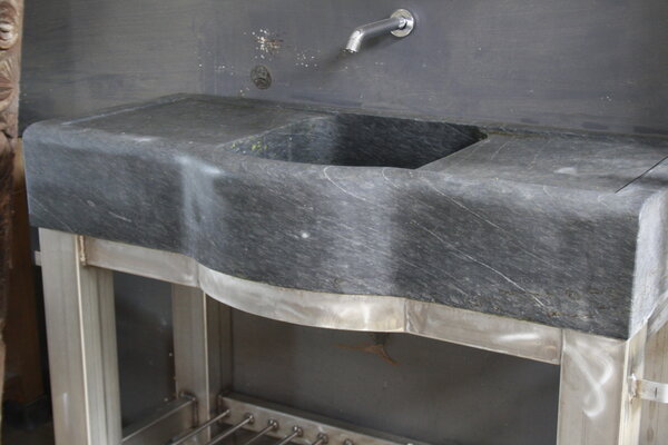 Badkamermeubel RVS + Belgisch hardstenen blad 130 cm Badkamermeubel RVS + Belgisch hardstenen blad 130 cm