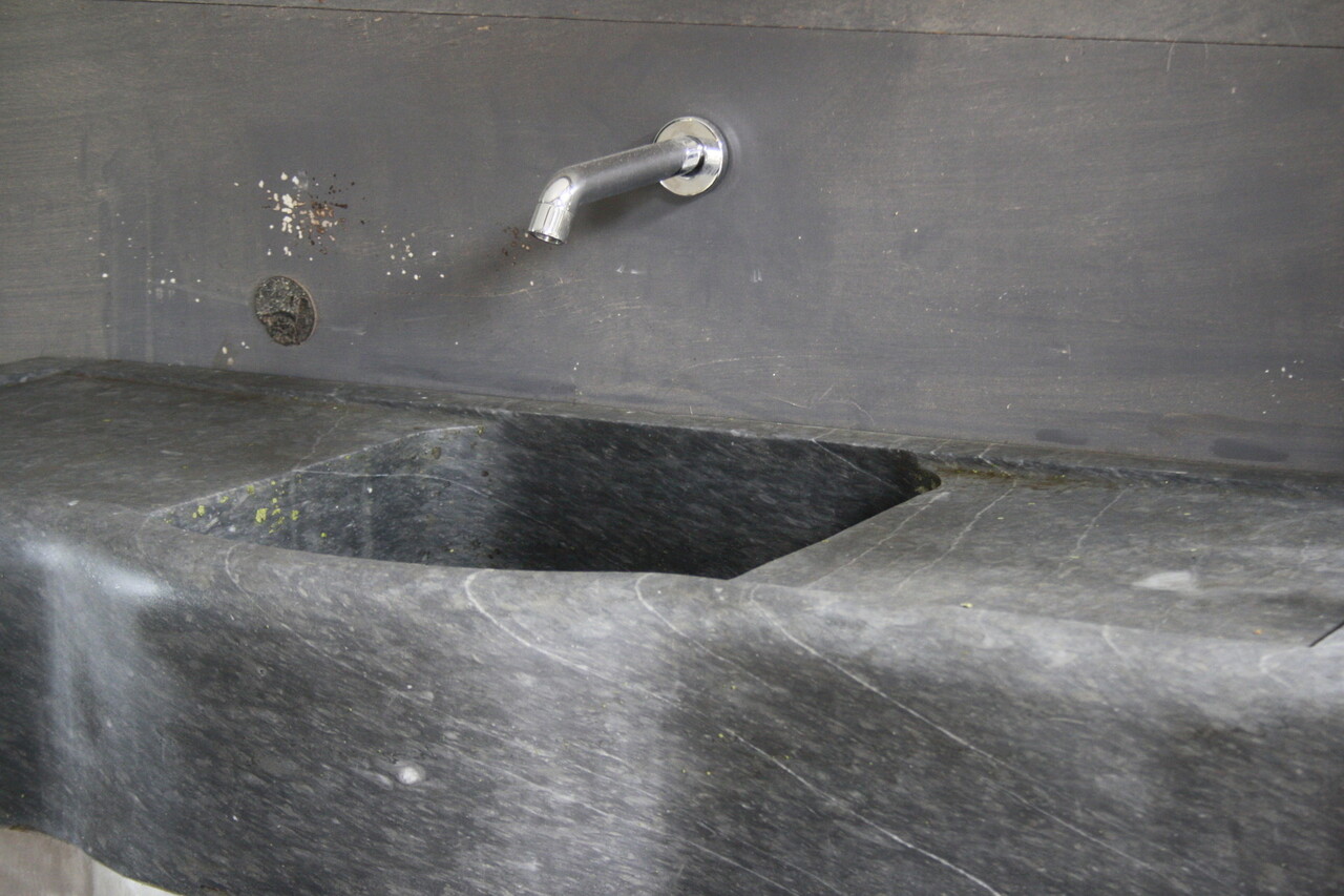 Badkamermeubel RVS + Belgisch hardstenen blad 130 cm Badkamermeubel RVS + Belgisch hardstenen blad 130 cm