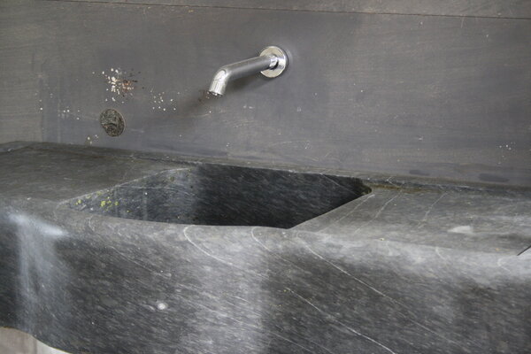 Badkamermeubel RVS + Belgisch hardstenen blad 130 cm Badkamermeubel RVS + Belgisch hardstenen blad 130 cm