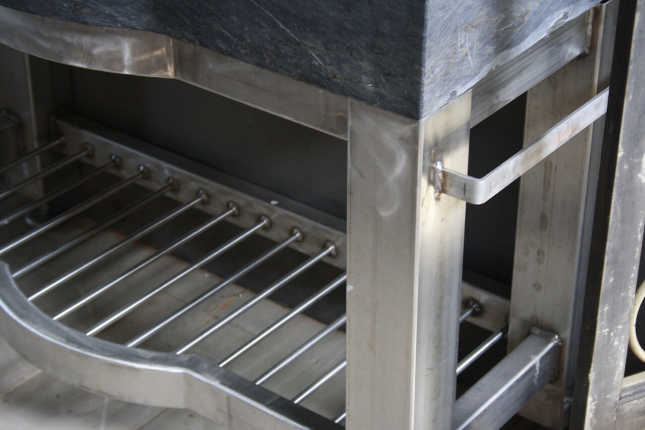 Badkamermeubel RVS + Belgisch hardstenen blad 130 cm Badkamermeubel RVS + Belgisch hardstenen blad 130 cm