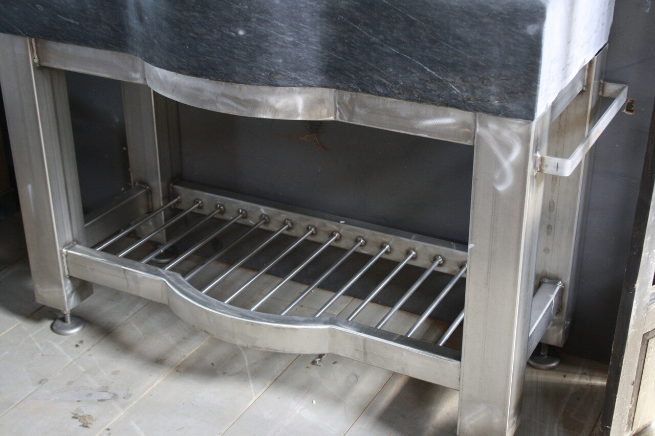 Badkamermeubel RVS + Belgisch hardstenen blad 130 cm Badkamermeubel RVS + Belgisch hardstenen blad 130 cm