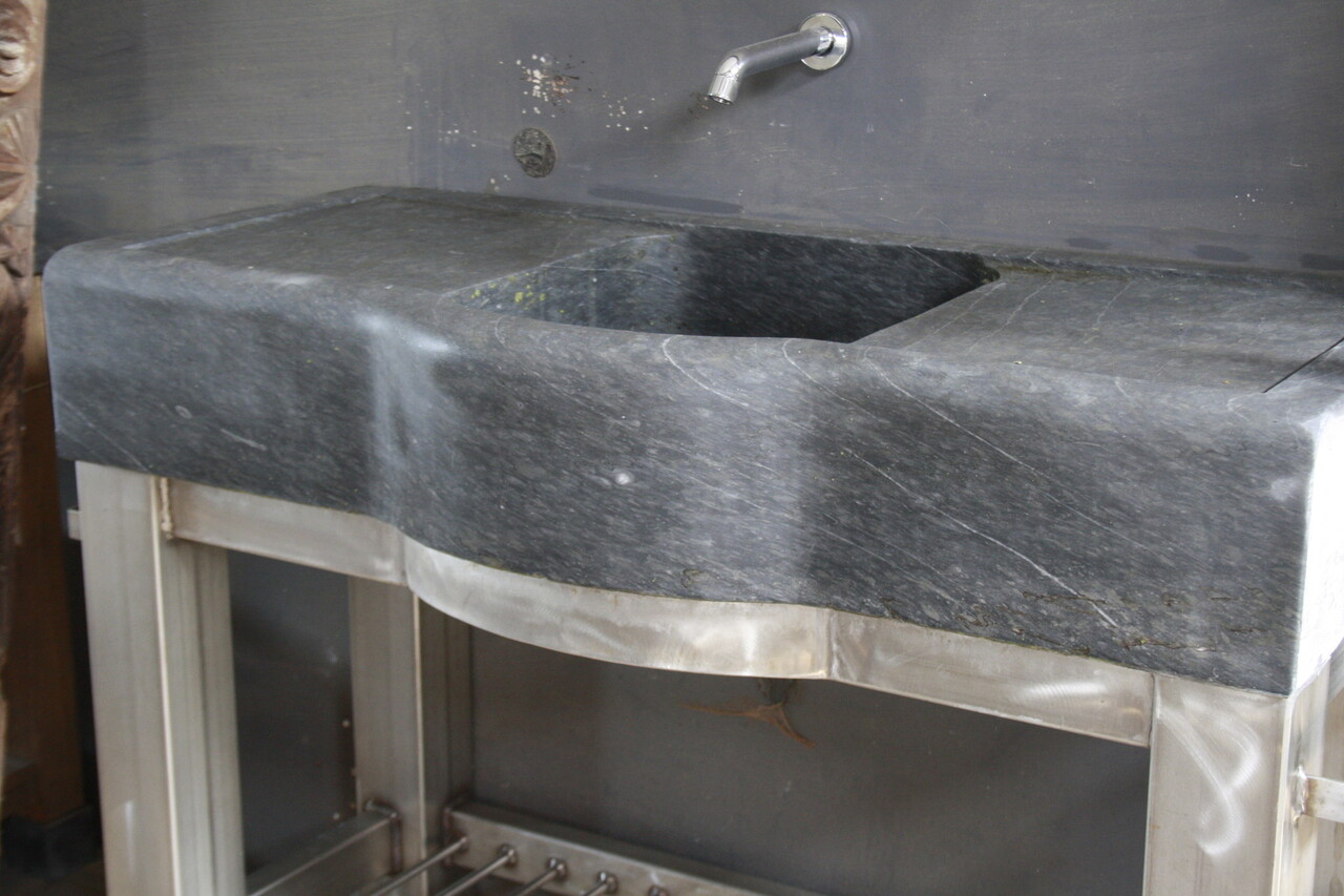 Badkamermeubel RVS + Belgisch hardstenen blad 130 cm Badkamermeubel RVS + Belgisch hardstenen blad 130 cm