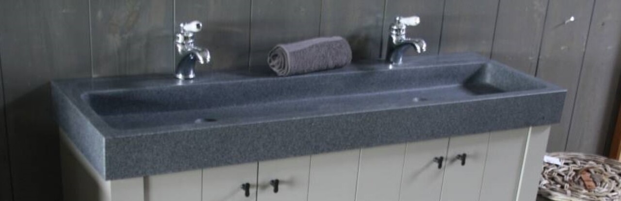 Granieten wastafel 140 cm met 2 kraangaten