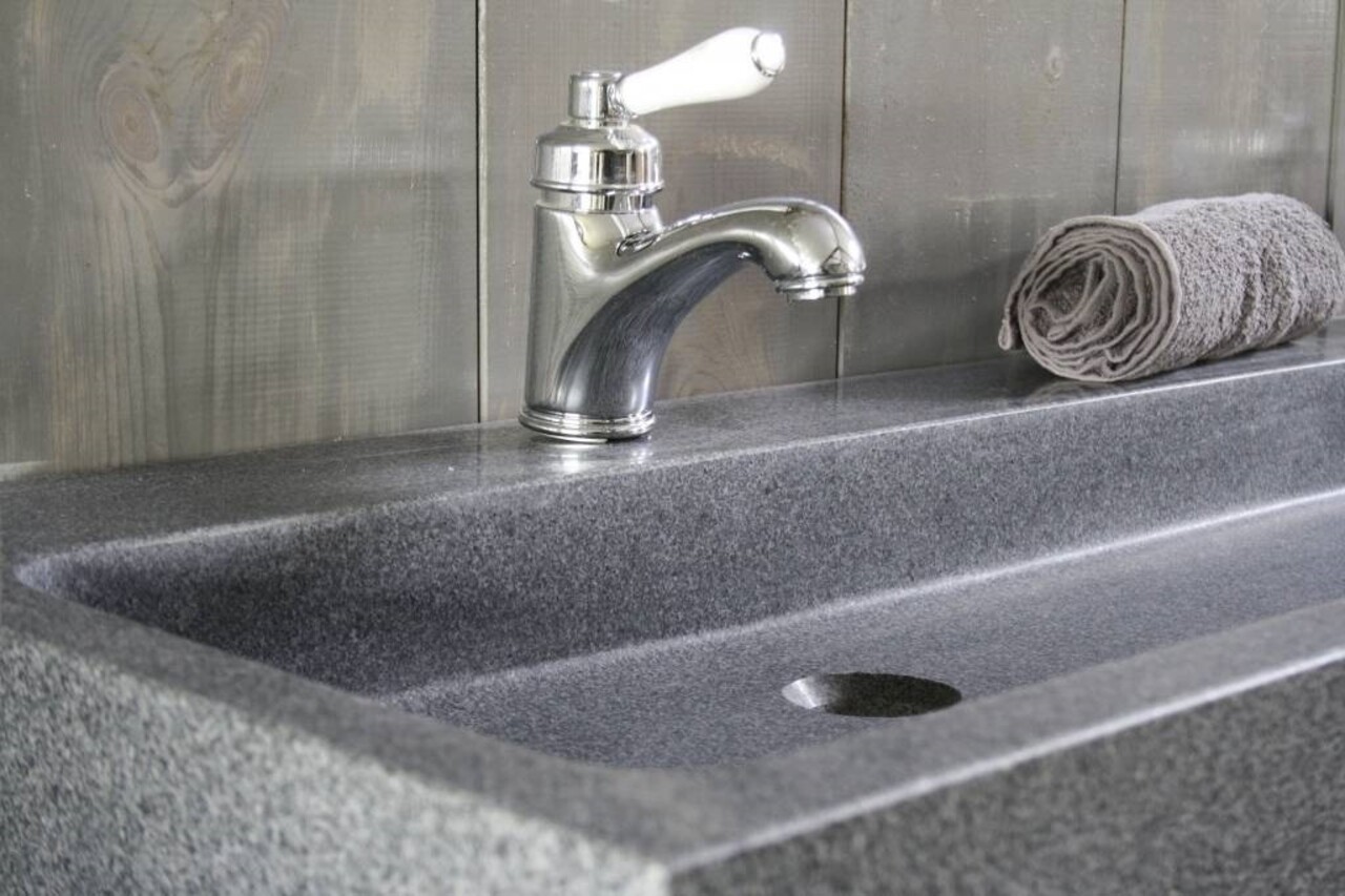 Granieten wastafel 140 cm met 2 kraangaten