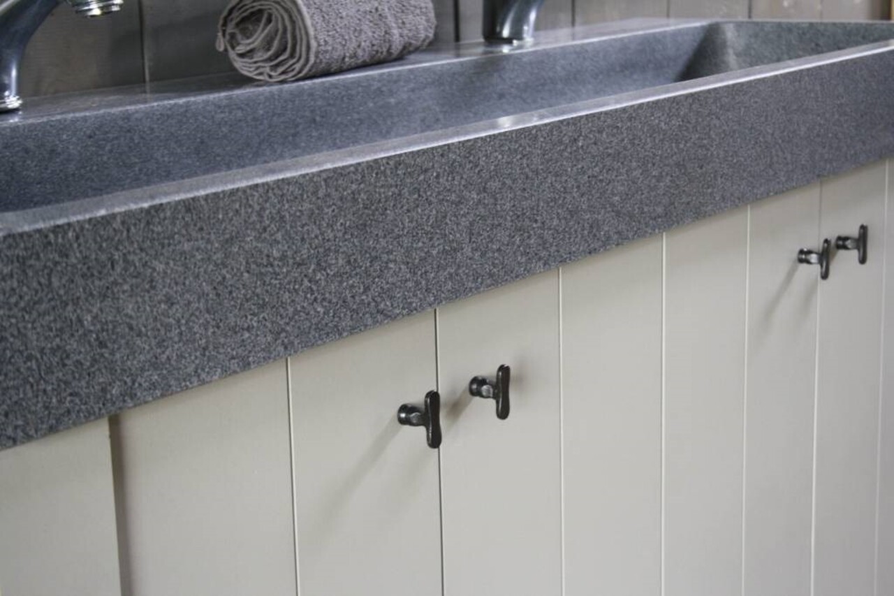 Granieten wastafel 140 cm met 2 kraangaten