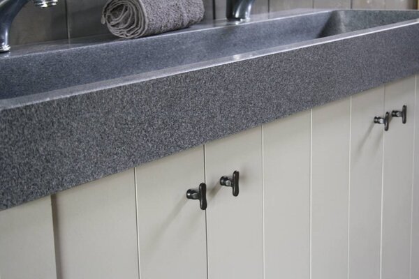 Granieten wastafel 140 cm met 2 kraangaten