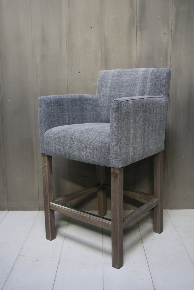 Barstoel Cassan kiss stof met grijze houten poten Barstoel Cassan kiss stof met grijze houten poten