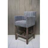 Barstoel Cassan kiss stof met grijze houten poten Barstoel Cassan kiss stof met grijze houten poten