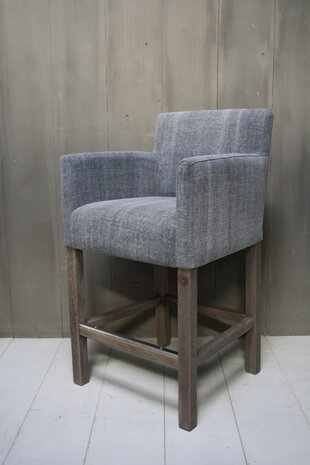 Barstoel Cassan kiss stof met grijze houten poten Barstoel Cassan kiss stof met grijze houten poten