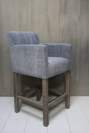 Barstoel Cassan kiss stof met grijze houten poten Barstoel Cassan kiss stof met grijze houten poten