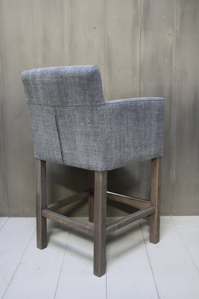 Barstoel Cassan kiss stof met grijze houten poten Barstoel Cassan kiss stof met grijze houten poten