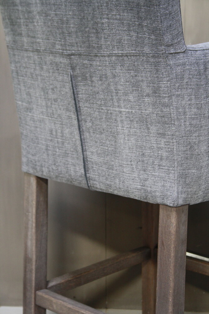 Barstoel Cassan kiss stof met grijze houten poten Barstoel Cassan kiss stof met grijze houten poten