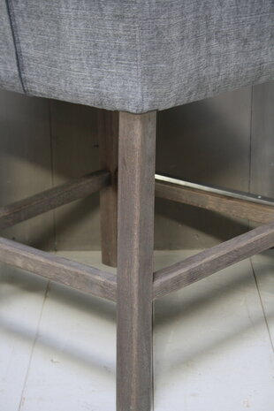 Barstoel Cassan kiss stof met grijze houten poten Barstoel Cassan kiss stof met grijze houten poten