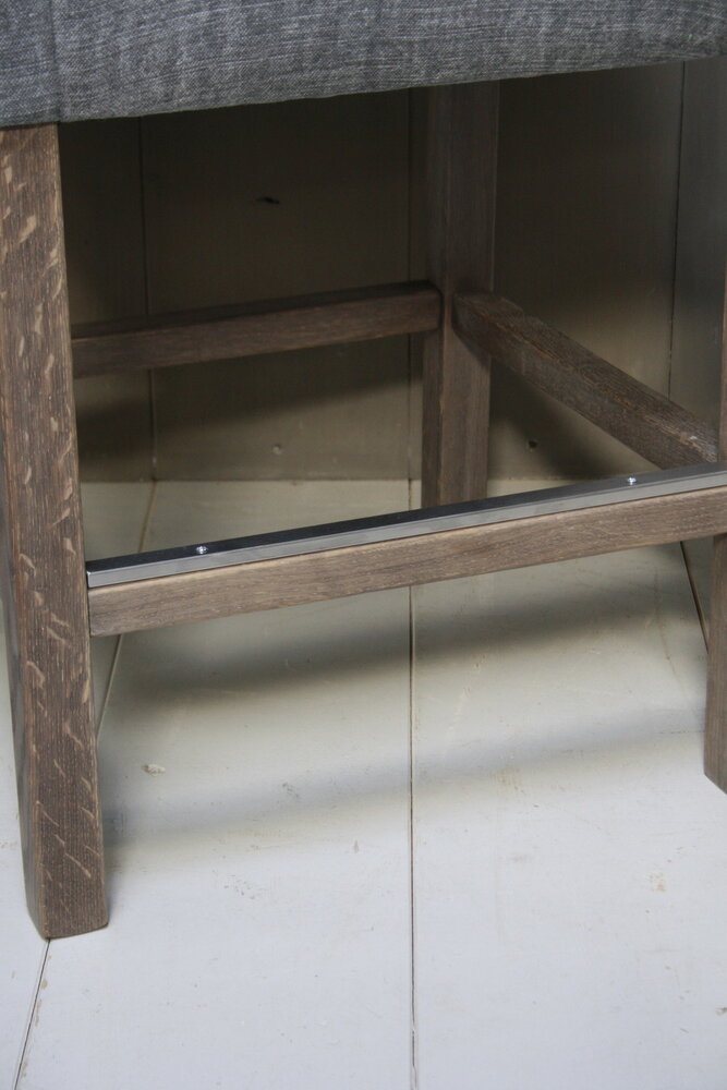 Barstoel Cassan kiss stof met grijze houten poten Barstoel Cassan kiss stof met grijze houten poten