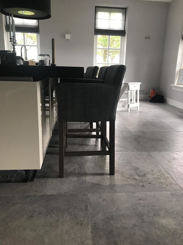 Barstoel Cassan kiss stof met grijze houten poten Barstoel Cassan kiss stof met grijze houten poten