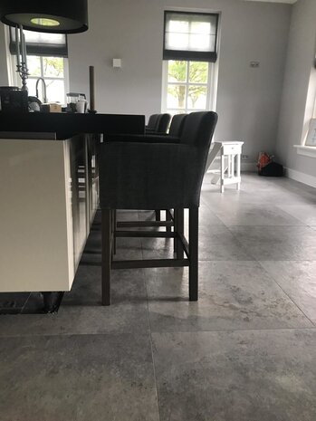 Barstoel Cassan kiss stof met grijze houten poten Barstoel Cassan kiss stof met grijze houten poten