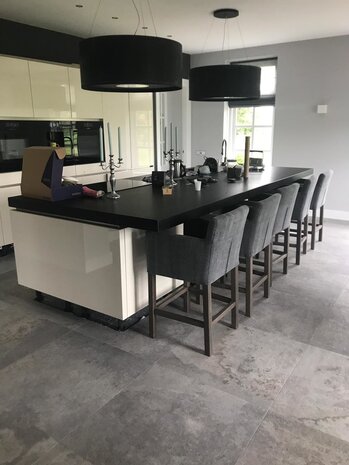 Barstoel Cassan kiss stof met grijze houten poten Barstoel Cassan kiss stof met grijze houten poten