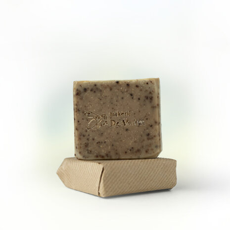 Honingzeep met propolis, cederhout, patchoeli en kaneelpoeder Honingzeep met propolis, cederhout, patchoeli en kaneelpoeder