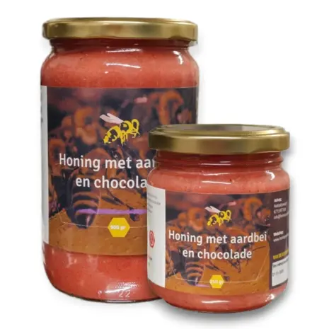 Honing met gevriesdroogde aardbeipoeder en stukjes witte chocolade