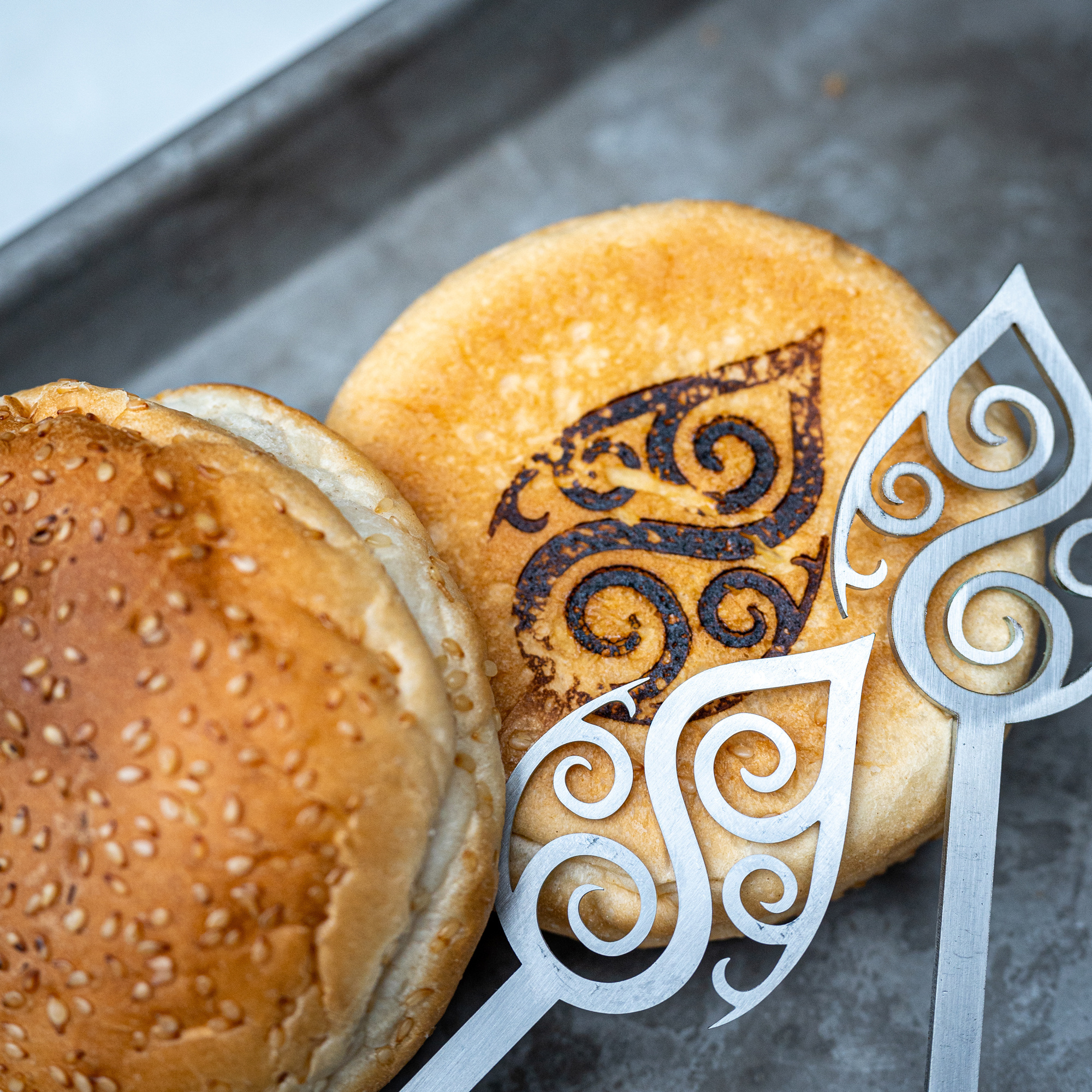 Saus.Guru Laser-gesneden Hamburger Pin (Duits RVS)