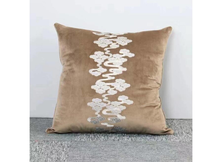 Cuscino Decorativo Ricamato a Mano in Velluto Beige con Nuvole 55x55cm