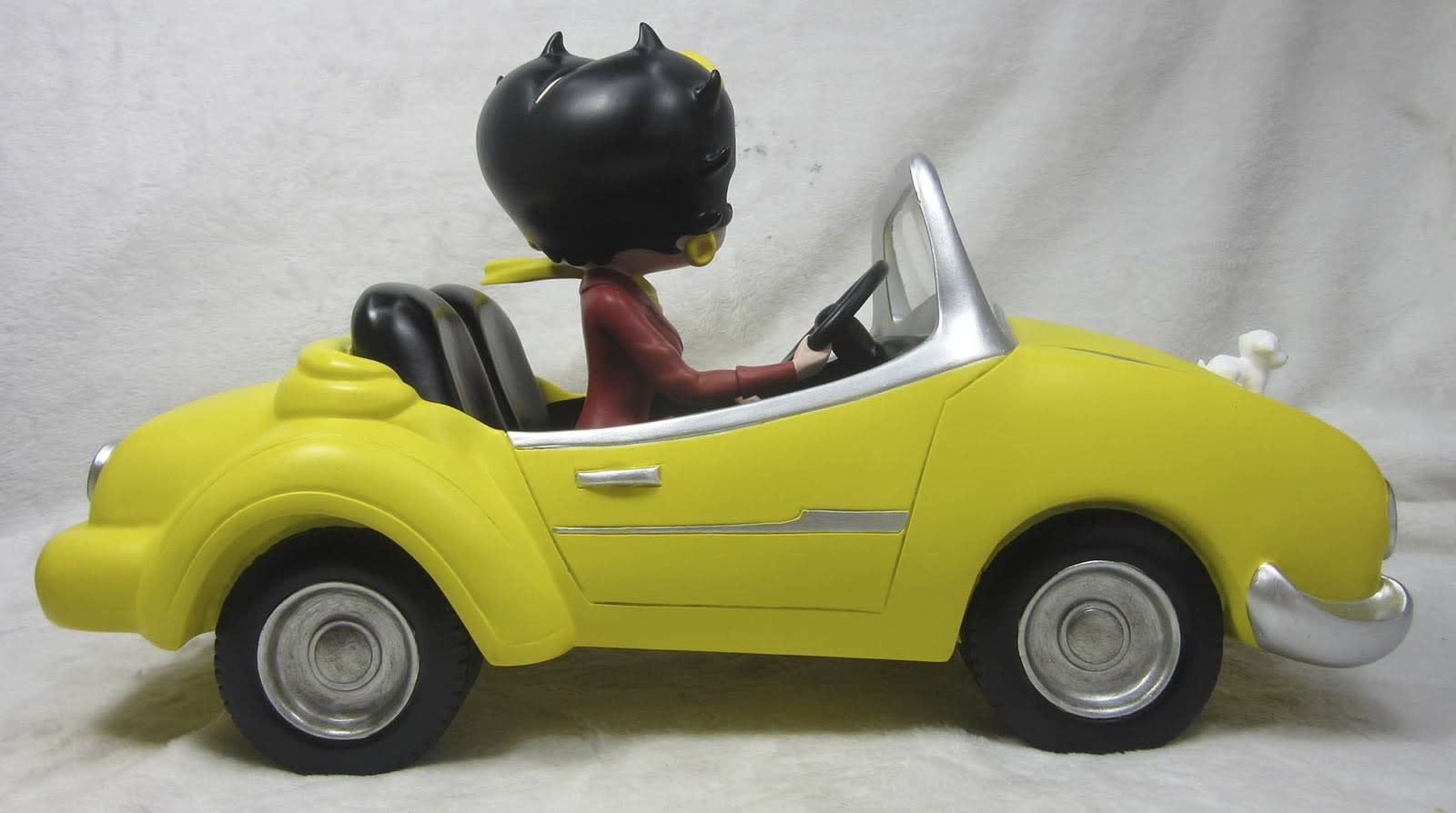 Figurine: Betty Boop In Yellow Sports Car