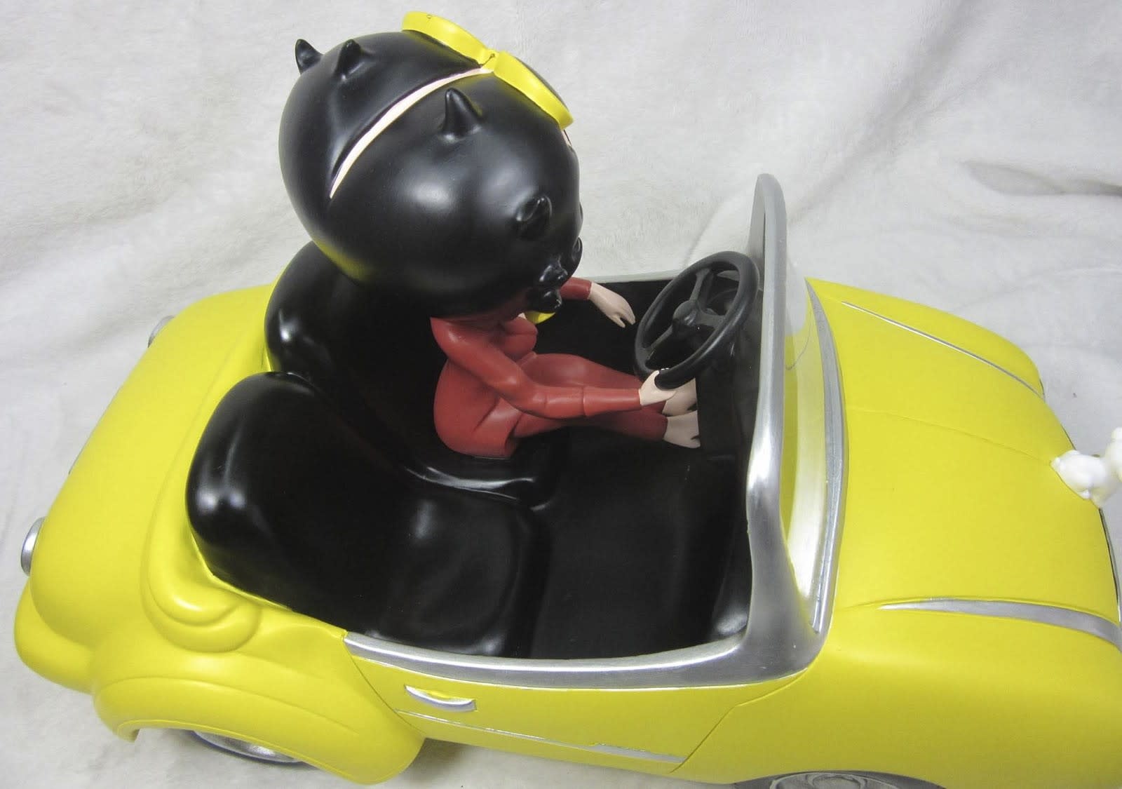 Figurine: Betty Boop - In Yellow Sports Car
