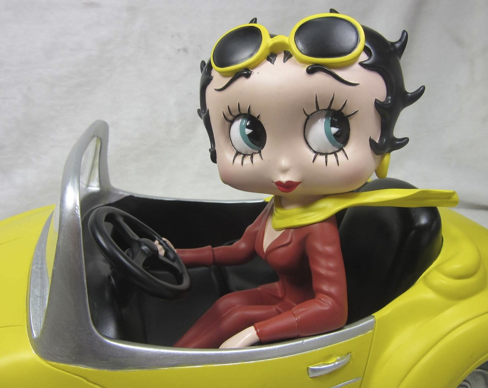 Figurine: Betty Boop In Yellow Sports Car