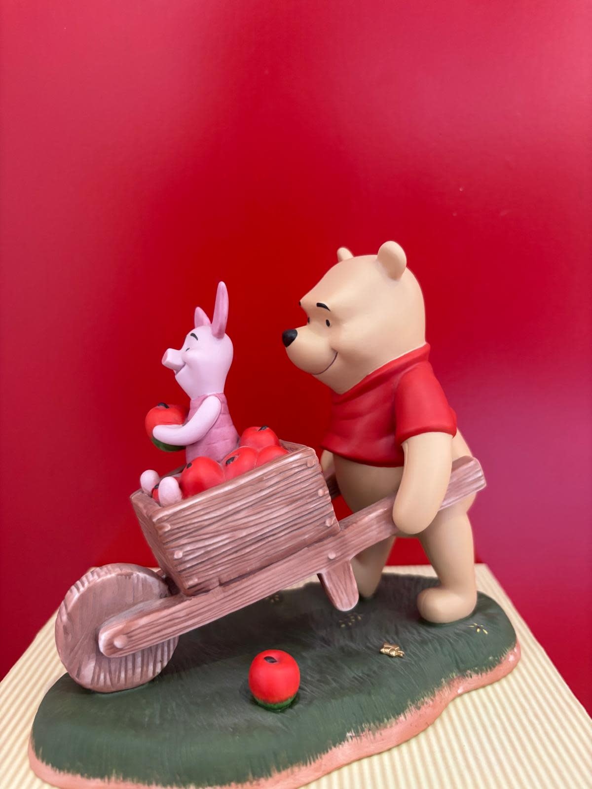 Figurine: Collecting - friends along theway