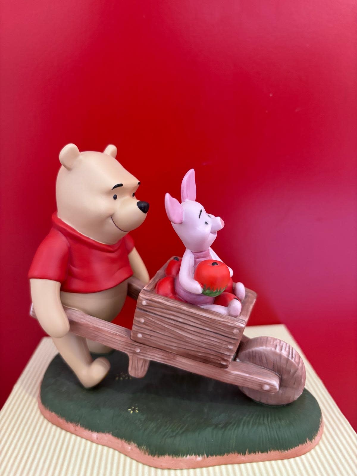 Figurine: Collecting - friends along theway