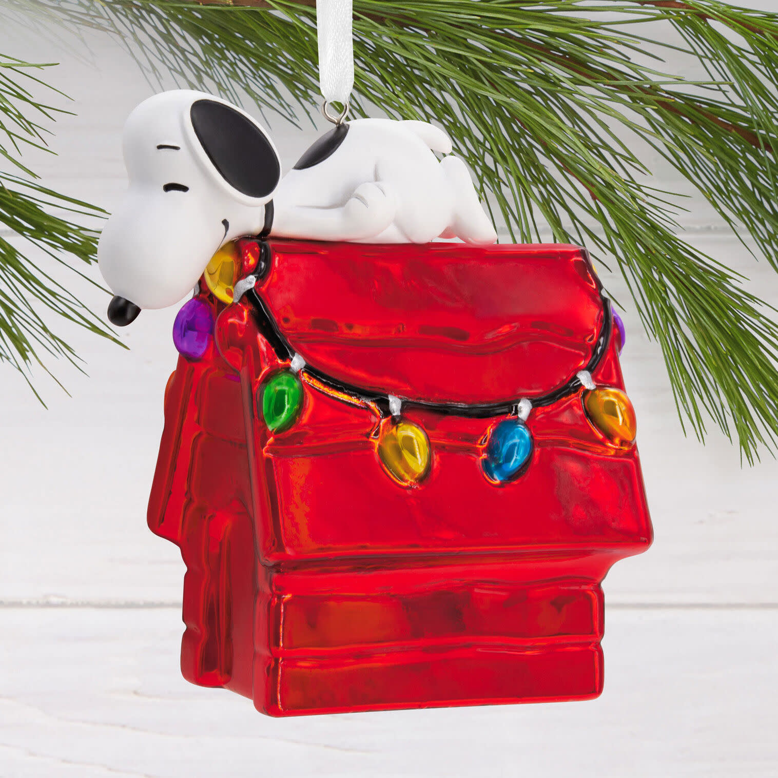 Kerstornament:  Snoopy - On Holiday - Doghouse Blown Glass