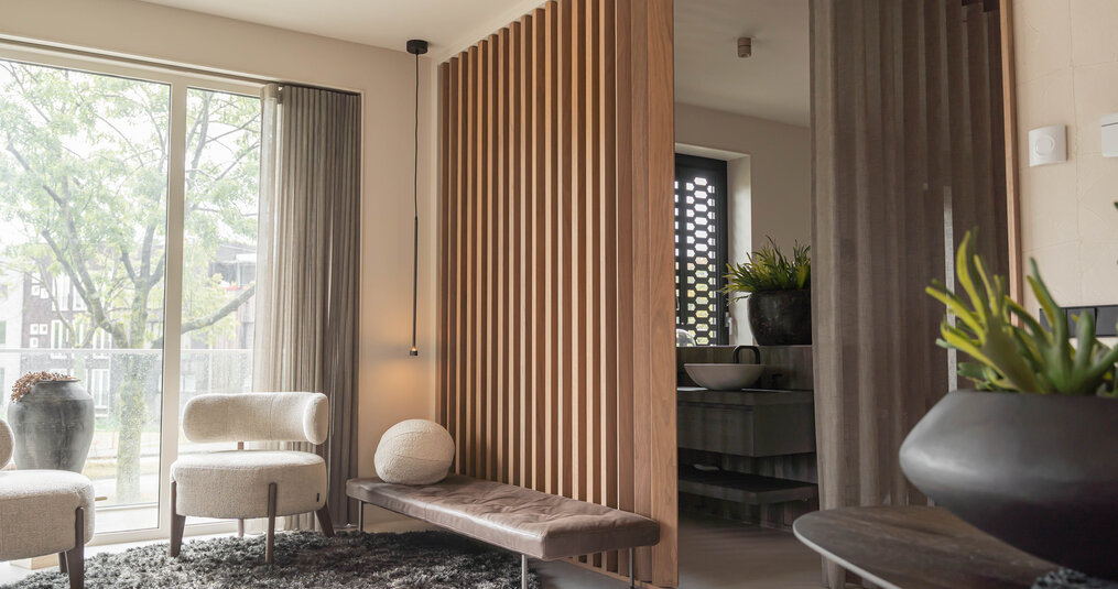 Binnenkijken in Leiden met een draaibare walnoot roomdivider en decor panelen.
