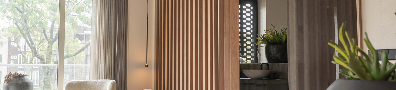 Binnenkijken in Leiden met een draaibare walnoot roomdivider en decor panelen.