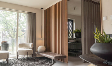 Binnenkijken in Leiden met een draaibare walnoot roomdivider en decor panelen.