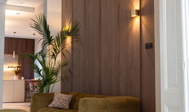 Walnoot decor panelen als basis in kleurrijk herenhuis
