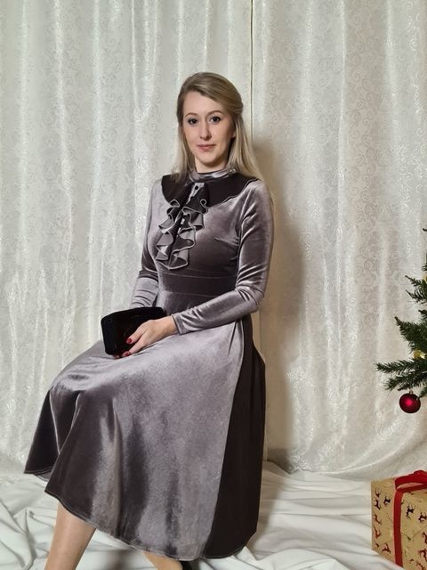 samtkleid silber grau mit volantkragen