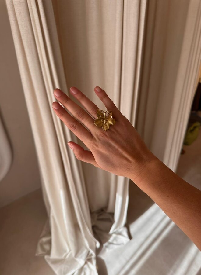 JAZZY - No Rain No Flowers - Big Flower Ring - Gold