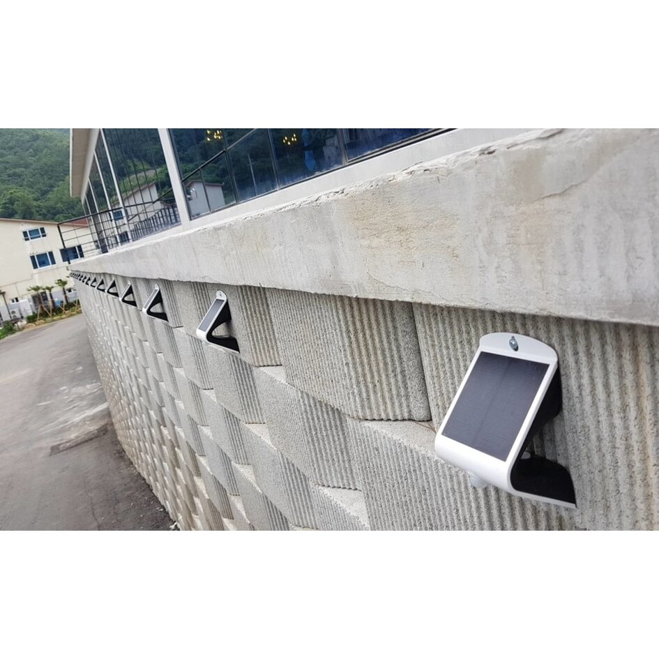 Soldrivna vägglampan Single Conan 3,2W med sensor - vit