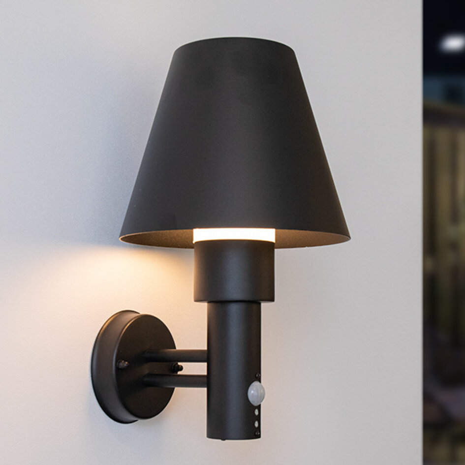 Utomhus vägglampa med skärm och sensor - Marta